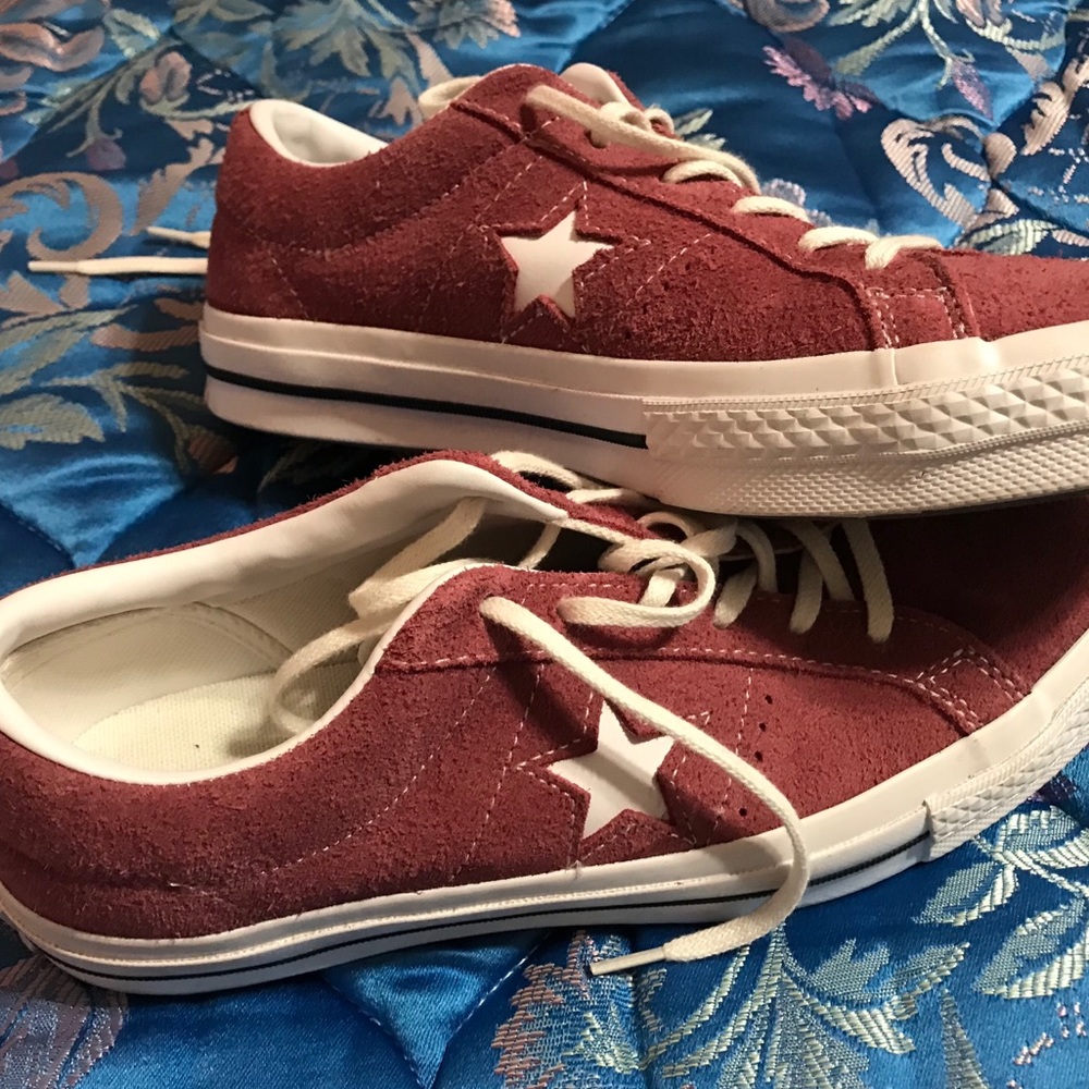 burgundy one star converse!!! (y 7, m 7, w 9)